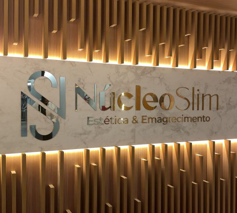 Recepção Núcleo Slim com logo em mármore